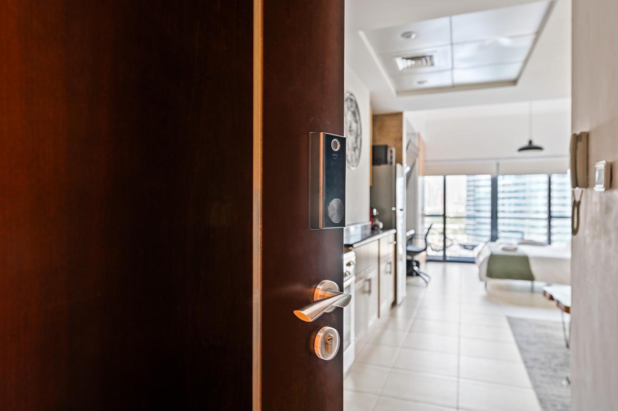 Upscale Studio Full Lake View In Goldcrest View Tower Dubaj Kültér fotó