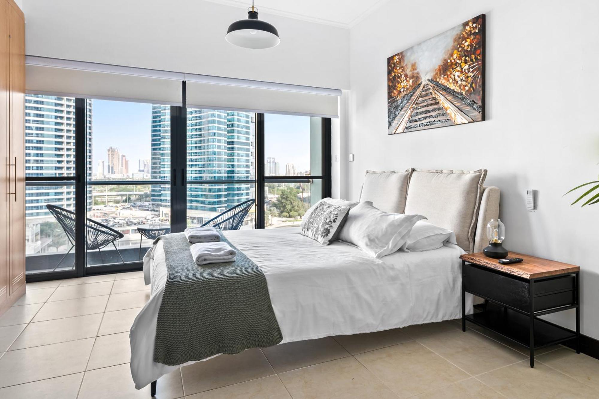 Upscale Studio Full Lake View In Goldcrest View Tower Dubaj Kültér fotó