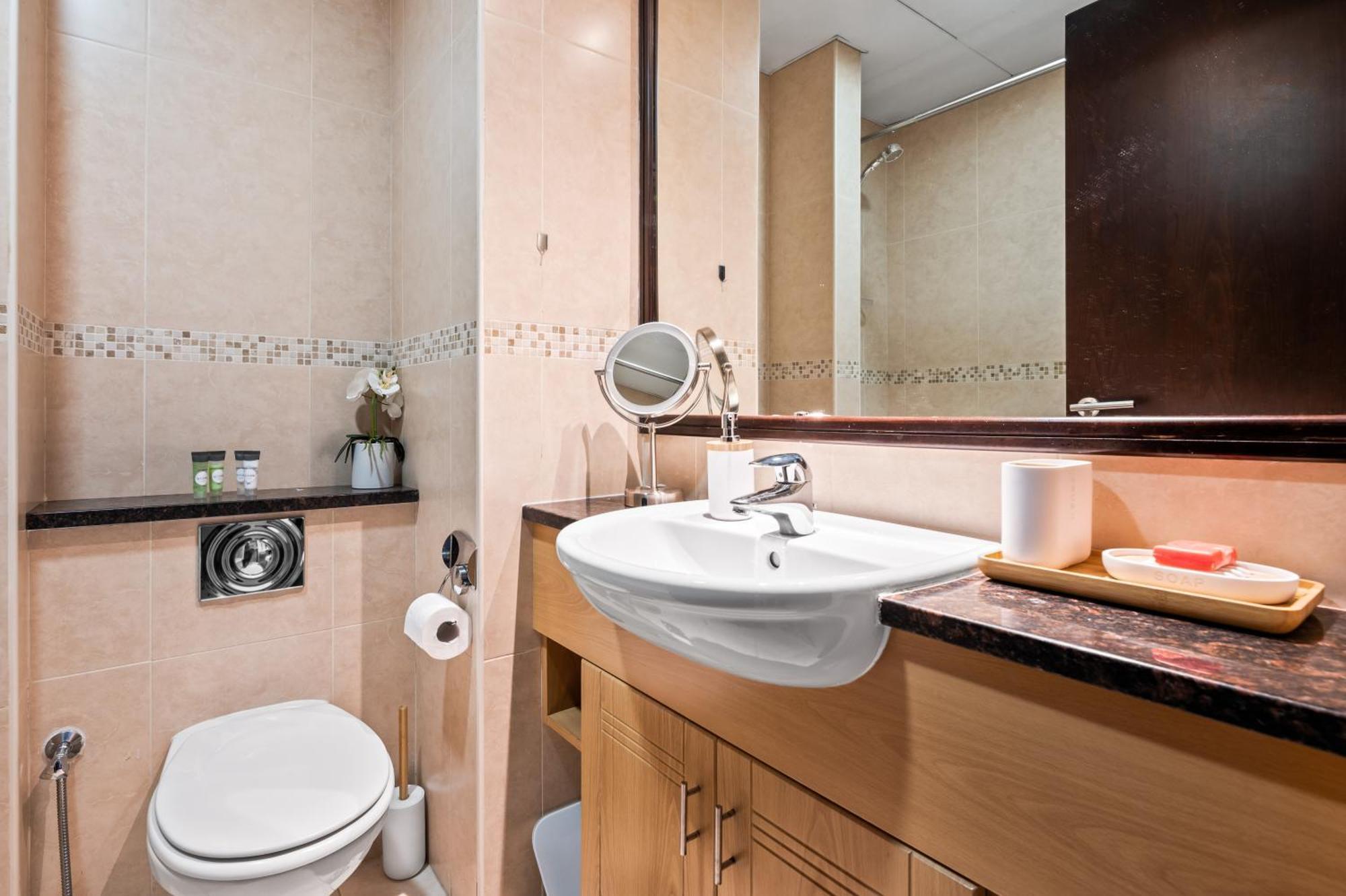 Upscale Studio Full Lake View In Goldcrest View Tower Dubaj Kültér fotó