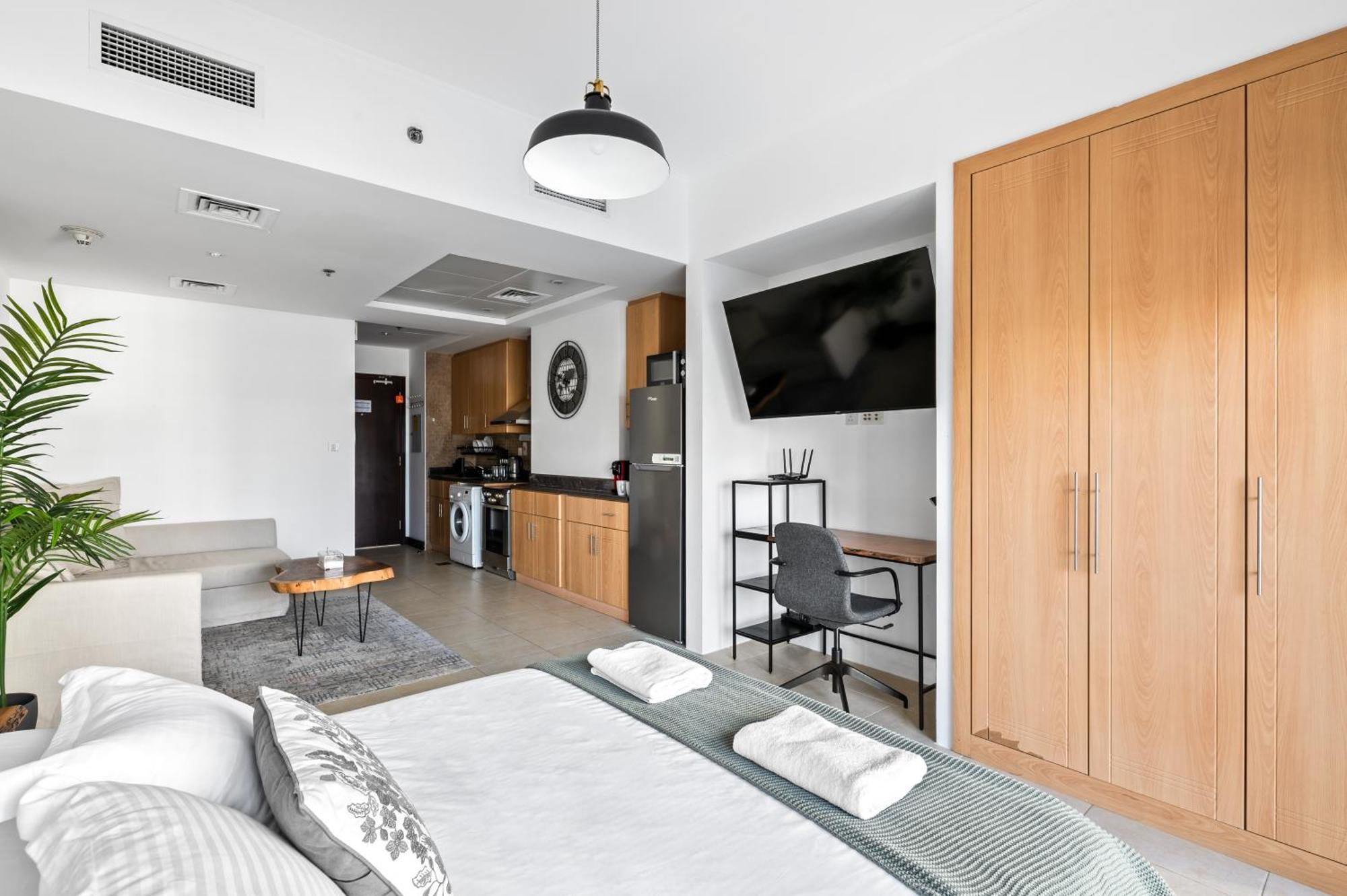 Upscale Studio Full Lake View In Goldcrest View Tower Dubaj Kültér fotó