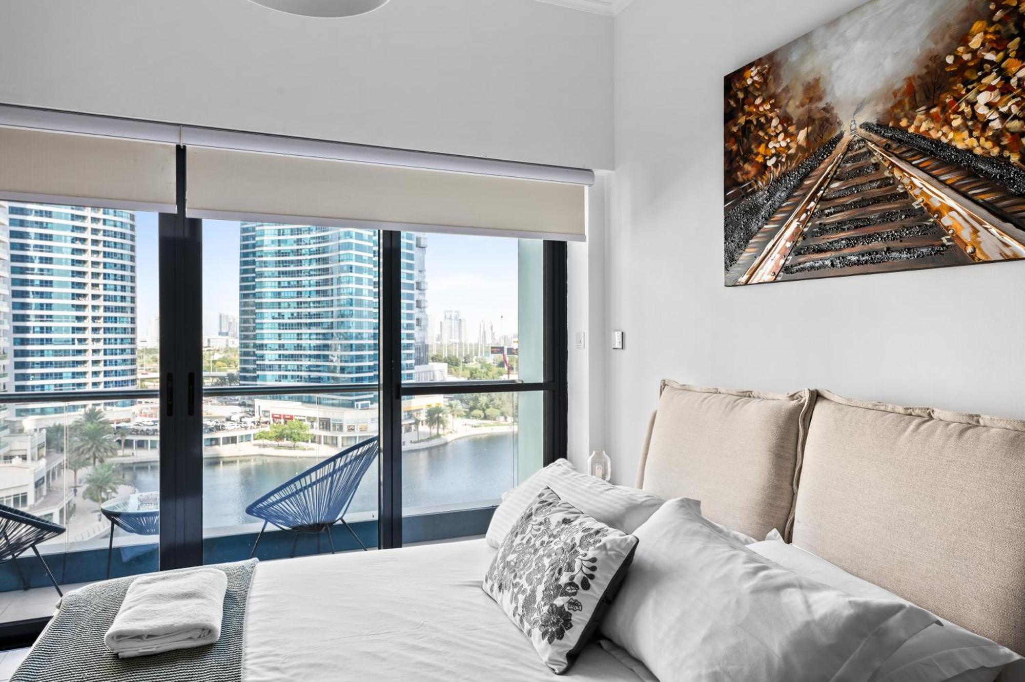 Upscale Studio Full Lake View In Goldcrest View Tower Dubaj Kültér fotó