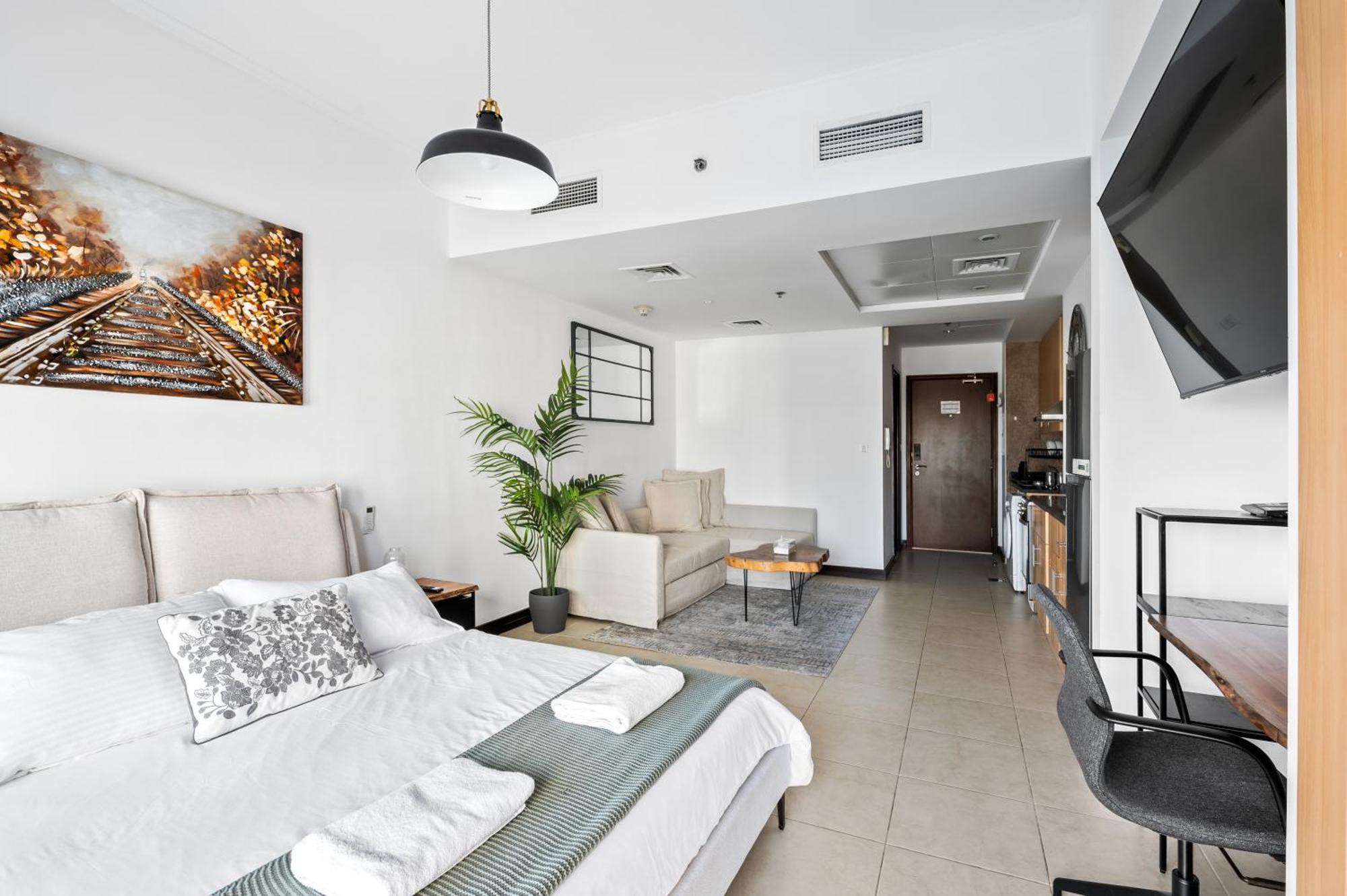 Upscale Studio Full Lake View In Goldcrest View Tower Dubaj Kültér fotó